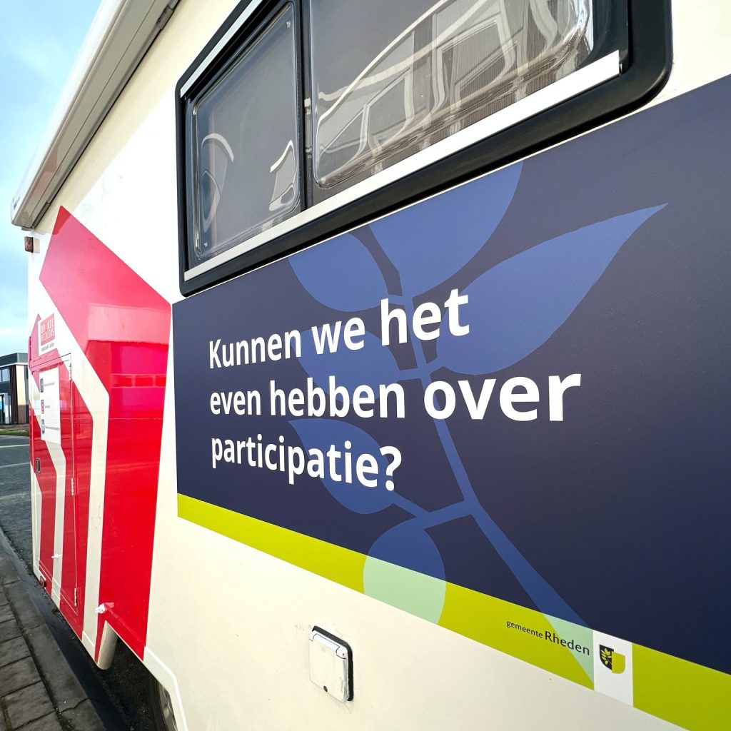 Tijdelijke belettering camper Opiniepijlers