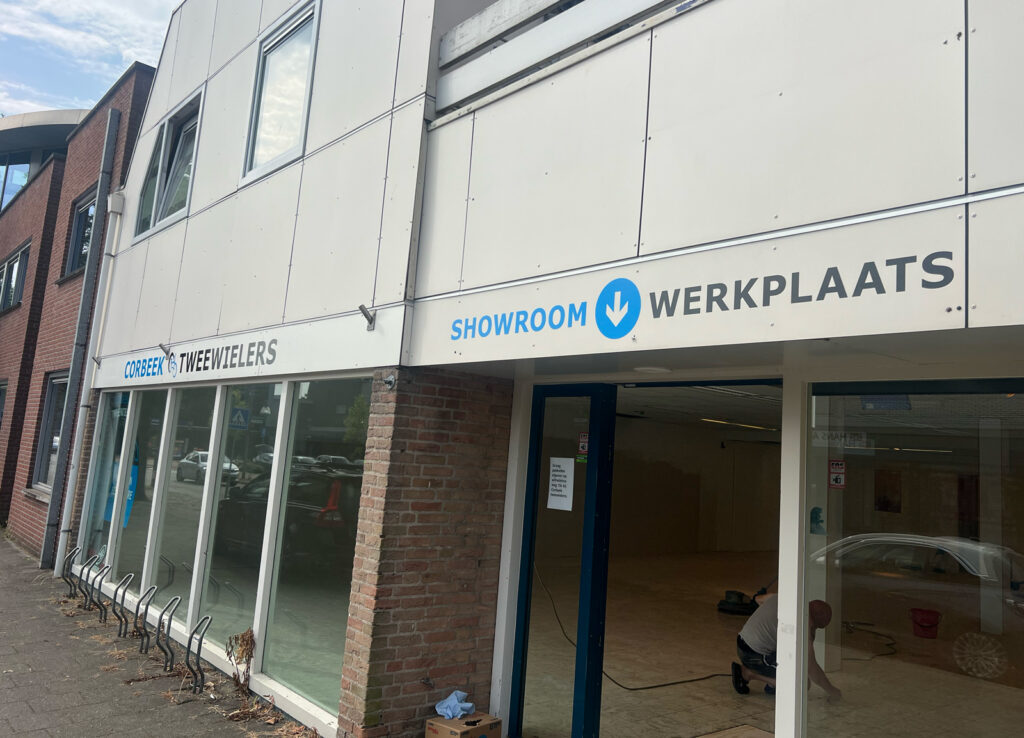 Belettering Corbeek Tweewielers nieuwe winkelpand