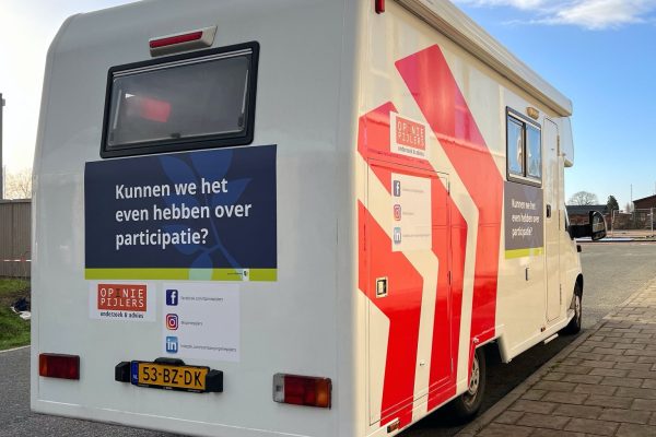 Belettering camper Opiniepijlers