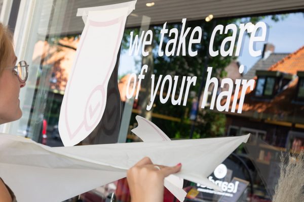 creaza-portfolio-uitgelicht-liggend-leander-raambelettering